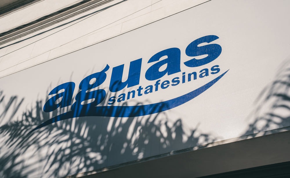 Cartel de Aguas Santafesinas, empresa que realizará tareas de mantenimiento en Funes