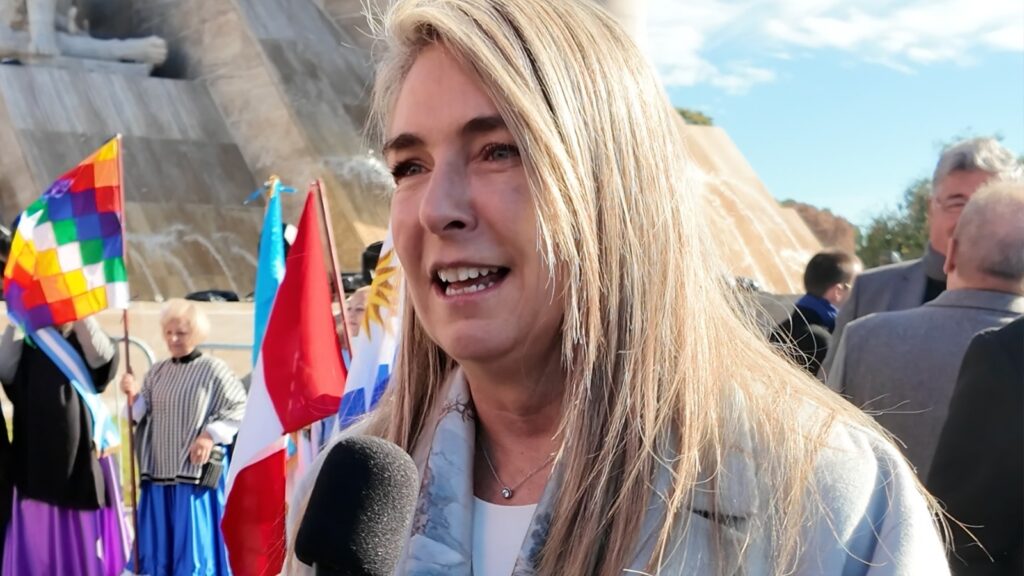 María Eugenia Schmuck habla con Estacionline sobre Adorni en el Día de la Bandera en Rosario