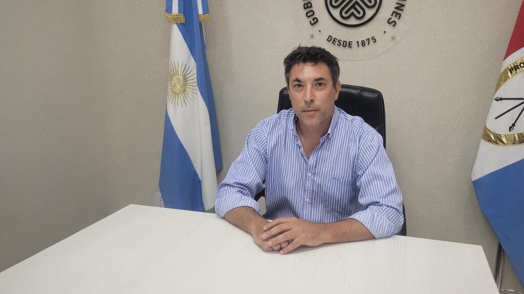 El concejal Martín Papini en su despacho de Funes, con las banderas de Argentina y Santa Fe