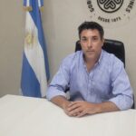 El concejal Martín Papini en su despacho de Funes, con las banderas de Argentina y Santa Fe