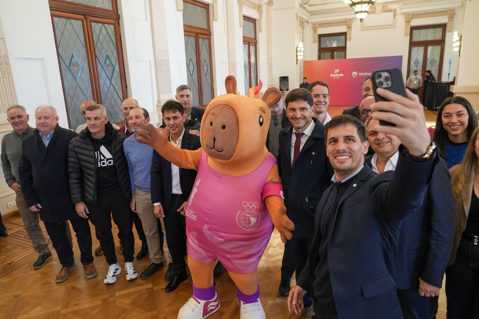 La mascota de los Juegos Suramericanos Santa Fe 2026 en la presentación en la Casa de Gobierno