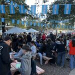 Familias en mesas llenas y predio colmado en el Mercado Don Bosco de Funes