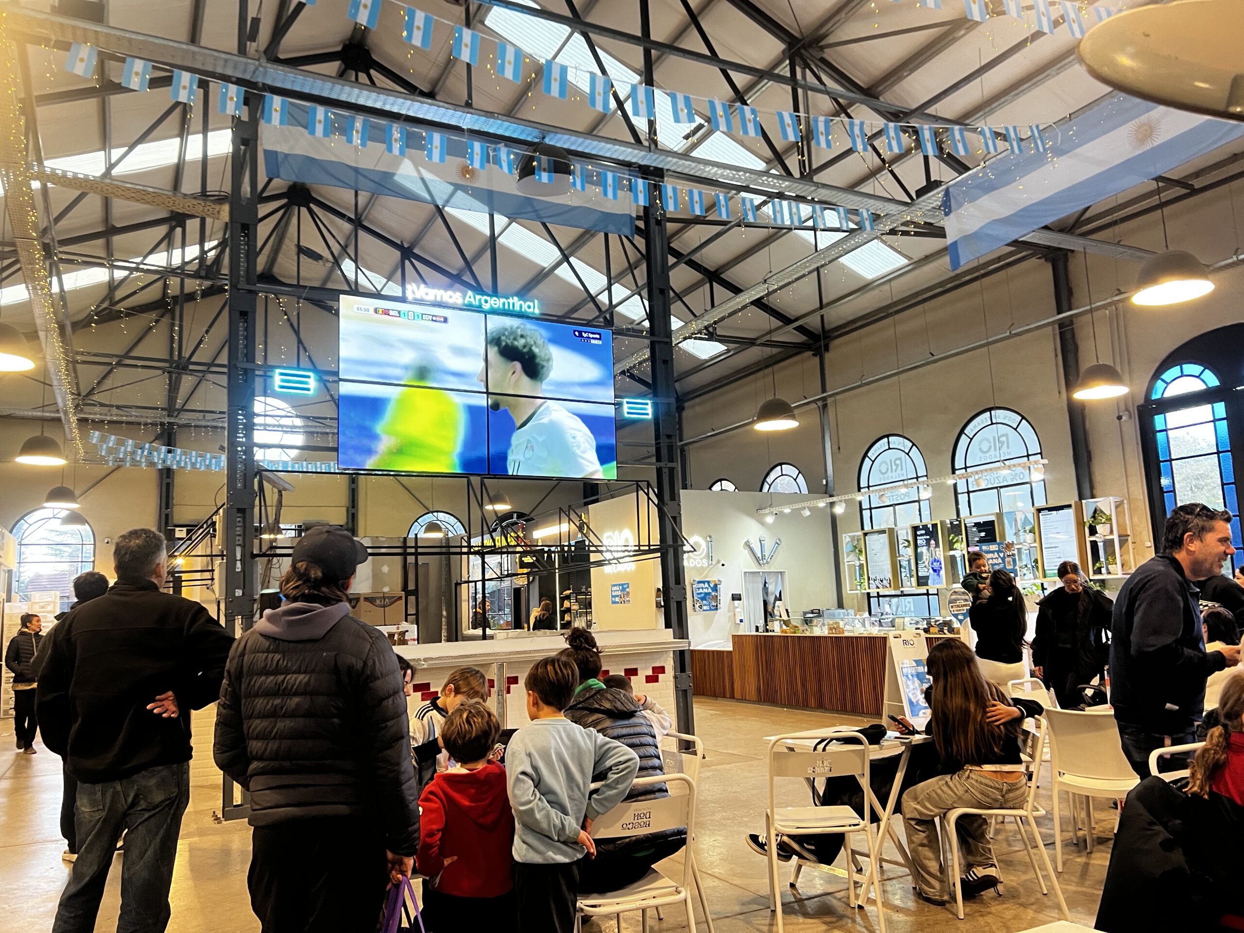 Pantalla gigante y banderas argentinas en el Mercado Don Bosco para vivir el Mundial