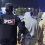 Operativo por microtráfico en Rosario: un efectivo de la PDI traslada a tres aprehendidos de espaldas y con capucha en barrio 7 de Septiembre