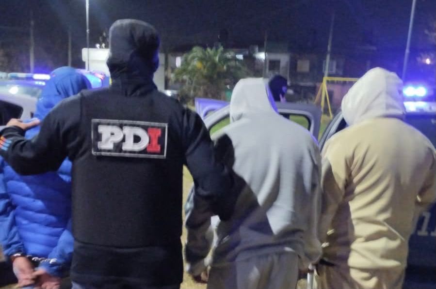 Operativo por microtráfico en Rosario: un efectivo de la PDI traslada a tres aprehendidos de espaldas y con capucha en barrio 7 de Septiembre