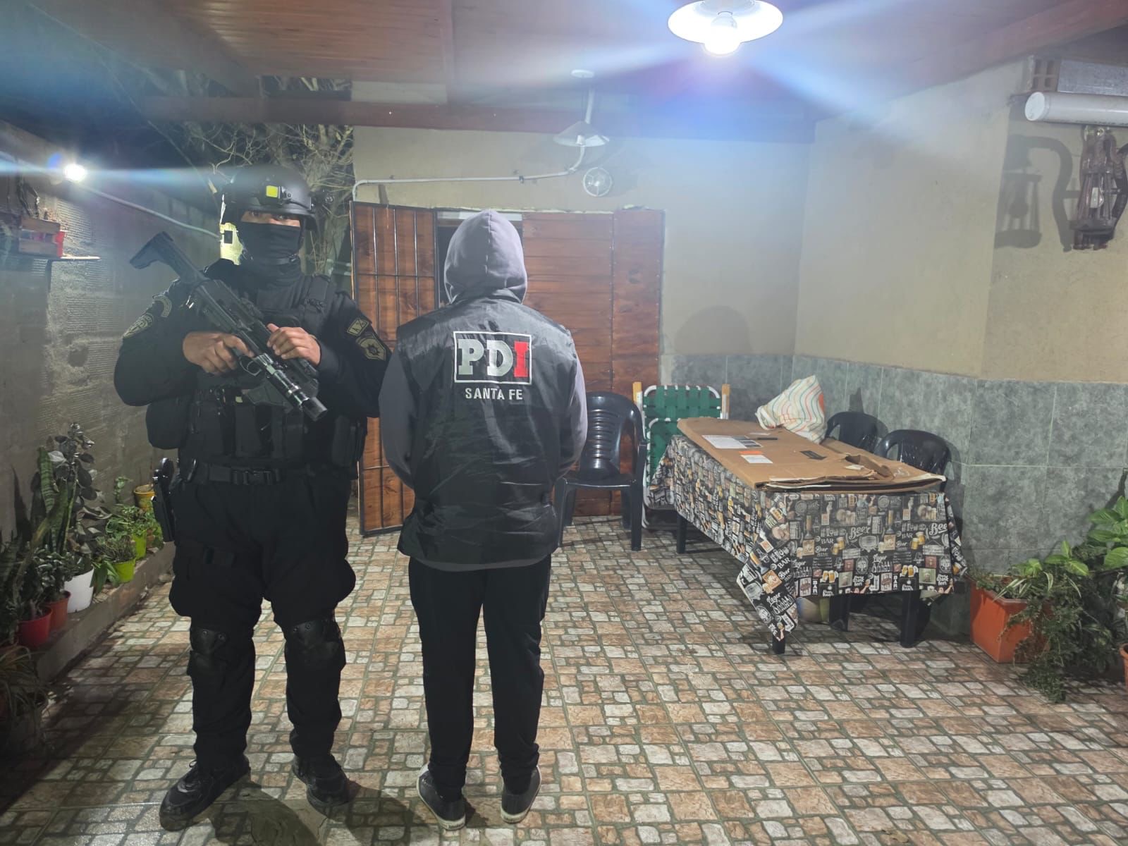 Personal de la PDI durante un allanamiento por microtráfico en Rosario