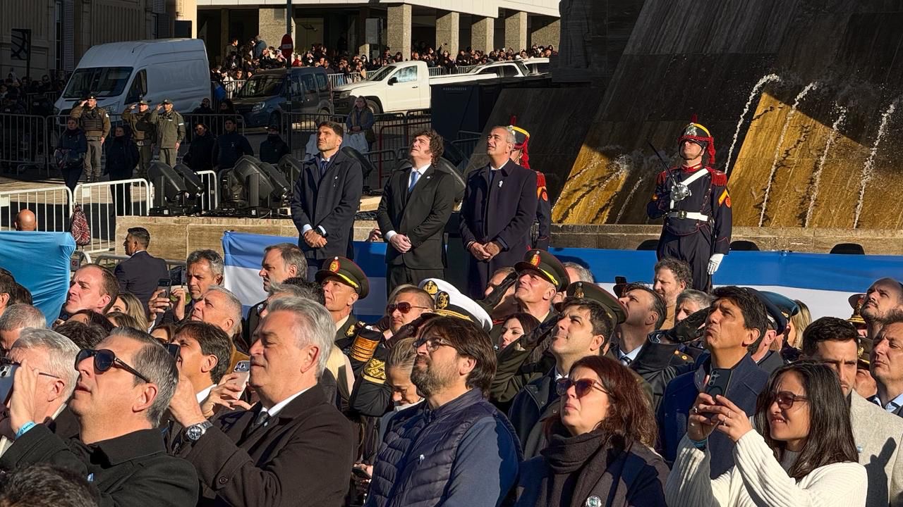 El presidente Javier Milei y autoridades durante el Acto Oficial por el Día de la Bandera en Rosario