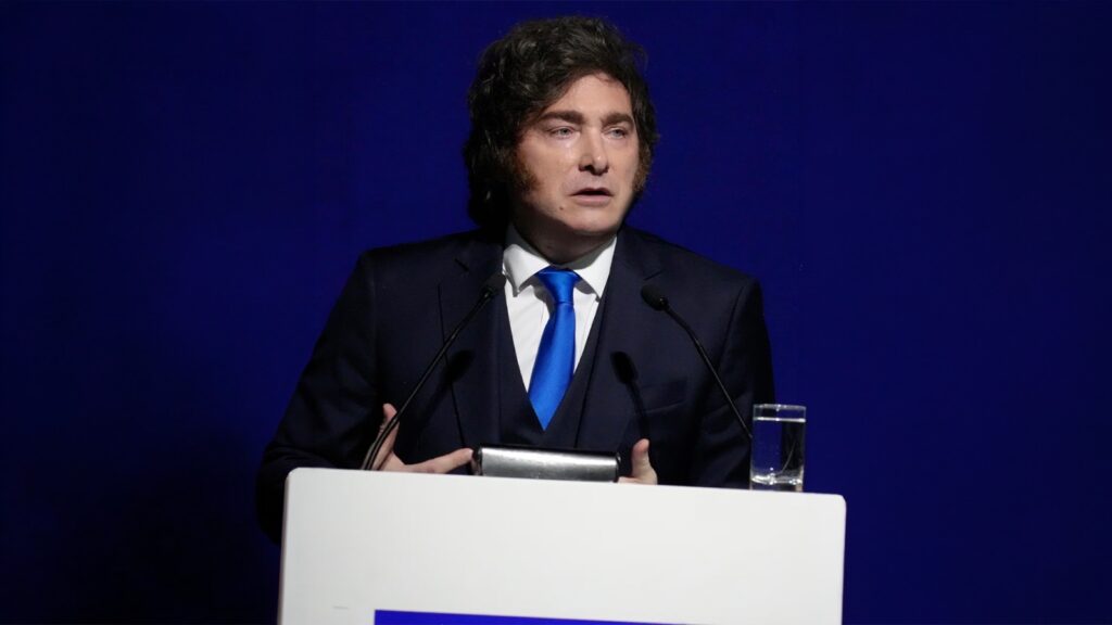 Milei respaldó a Adorni en Madrid durante su discurso en la Universidad CEU San Pablo