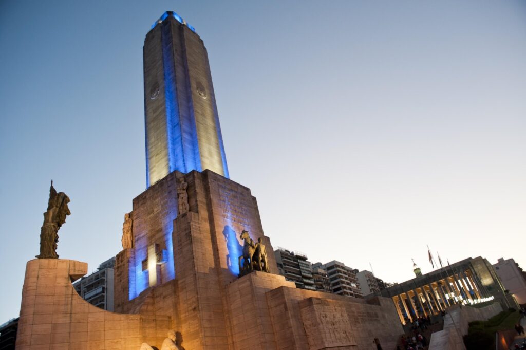 Monumento a la Bandera iluminado en Rosario antes de su reinauguración