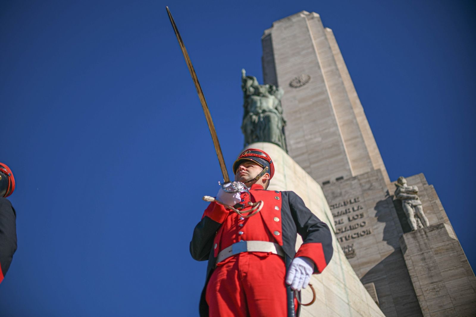 Granadero frente al Monumento a la Bandera sin vallado de obra
