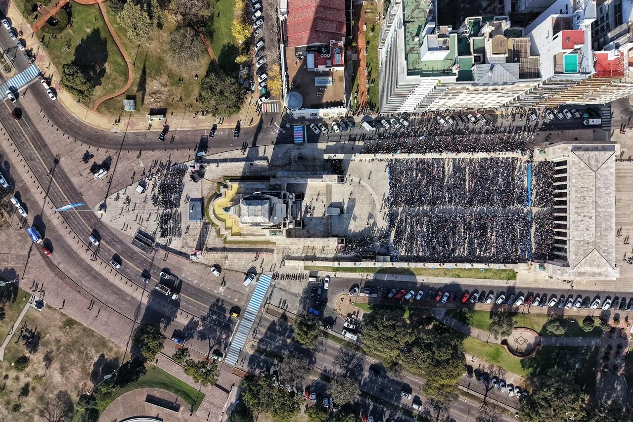 Vista aérea del Monumento a la Bandera colmado de alumnos durante la Promesa de Lealtad a la Bandera