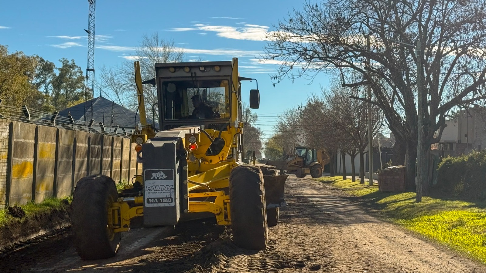 Motoniveladora en las obras de pavimentación en Roldán