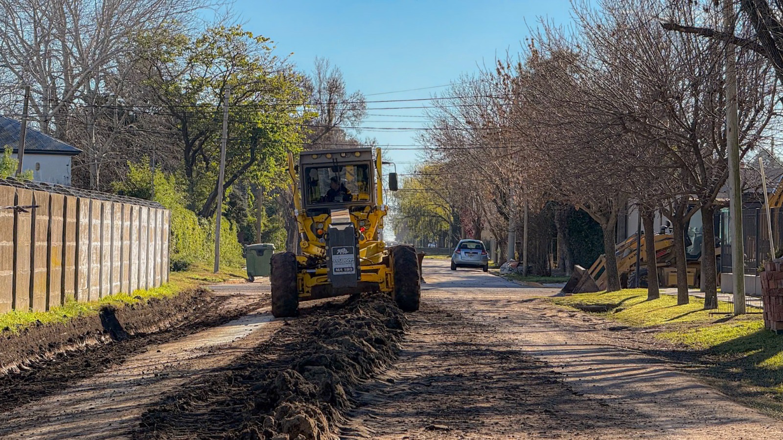 Movimiento de suelo en calle Santa Rosa para la pavimentación en Roldán