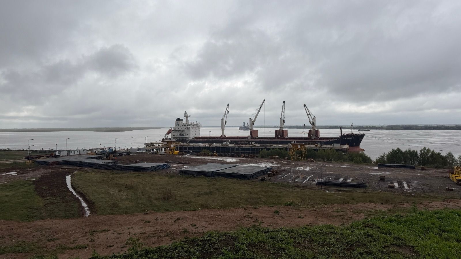 Buque cargando acero en el muelle de la Zona Franca Santafesina de Villa Constitución