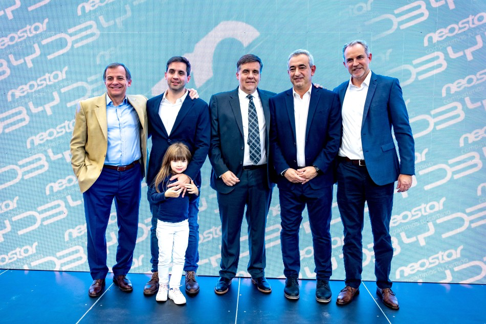 Directivos de Neostar y BYD Argentina junto al intendente Javkin en la apertura del concesionario