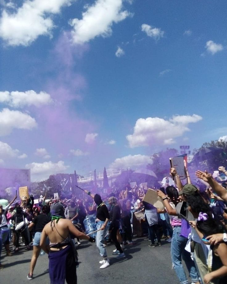 Ni Una Menos: multitud marcha con humo violeta y bombos en las calles