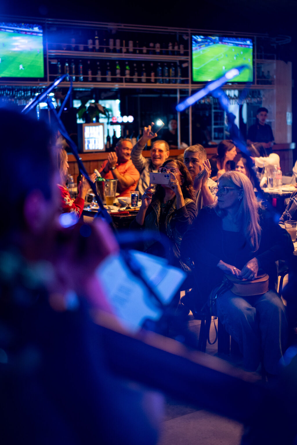 Noches Temáticas en El Casco: chelista en una Live Session de música en vivo ante el público
