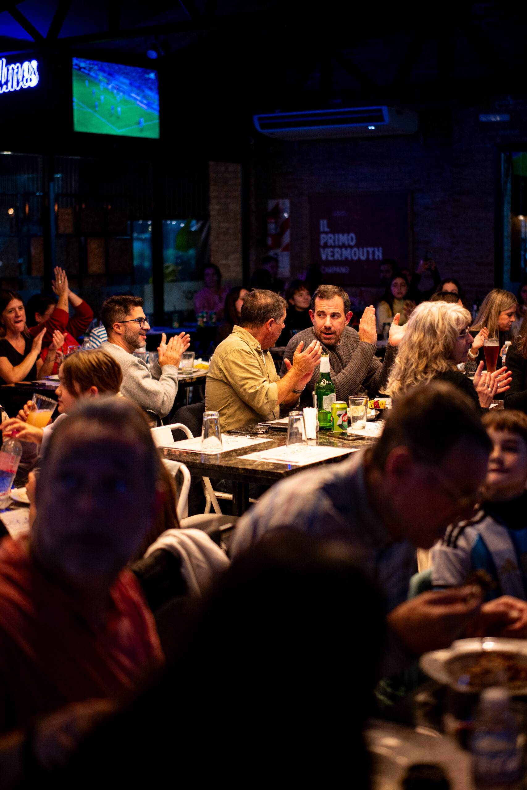Público disfruta de música en vivo y gastronomía en una Noche Temática de El Casco
