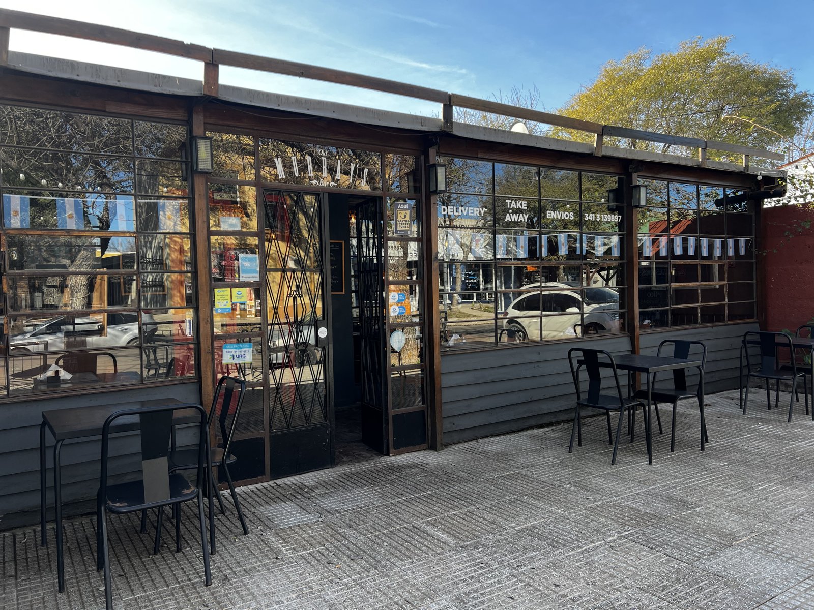 Vidriera del Old Murray's Bar en Santa Fe 1730, Funes