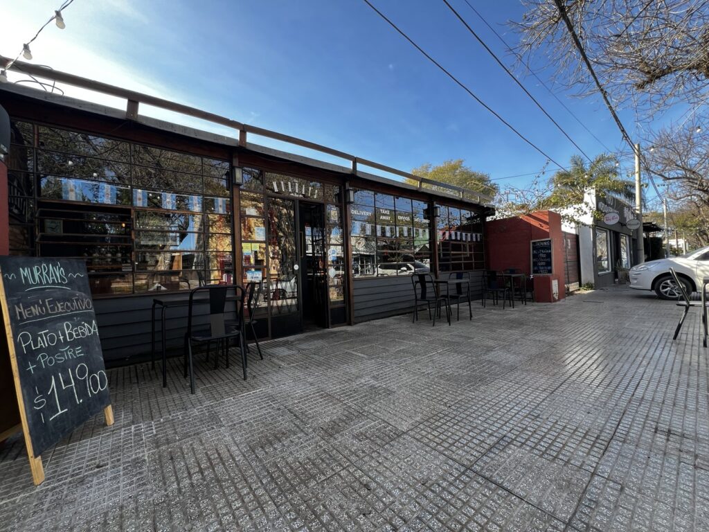 Frente del Old Murray's Bar en Funes donde funciona la comida solidaria en Funes
