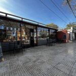 Old Murray's Bar lanza comida solidaria en Funes: viandas calientes gratis todos los mediodías Frente del Old Murray's Bar en Funes donde funciona la comida solidaria en Funes