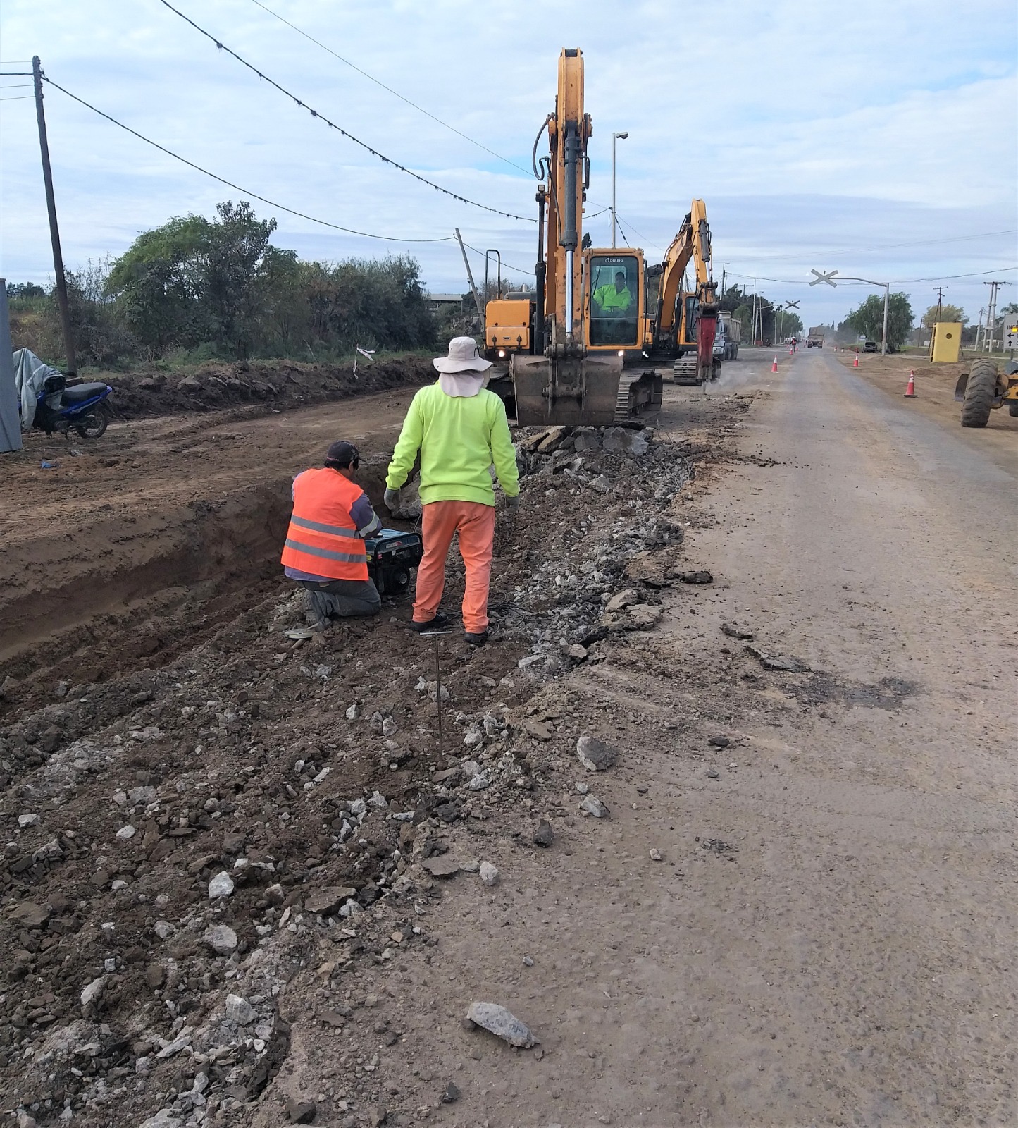 Operarios municipales trabajan al costado de la Ruta Nacional 11 en Puerto General San Martín