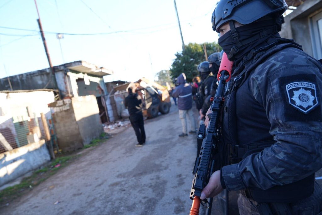 Retroexcavadora demoliendo búnkeres en barrio Banana durante el operativo policial en el oeste de Rosario