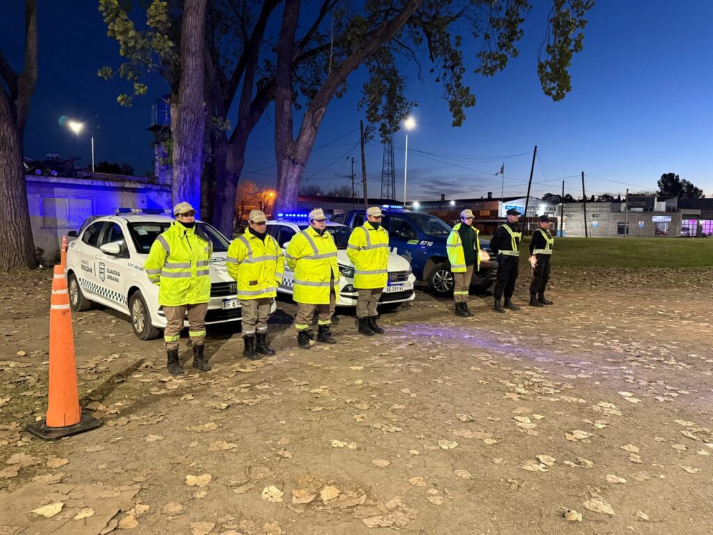 Operativos de control en Roldán: agentes de la GUR y personal policial junto a los móviles durante el operativo nocturno