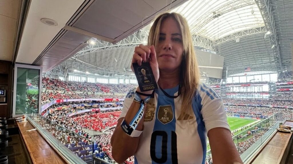 Vanina Bermúdez en el palco VIP del estadio de Dallas con la camiseta de la Selección Argentina