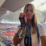 Vanina Bermúdez en el palco VIP del estadio de Dallas con la camiseta de la Selección Argentina