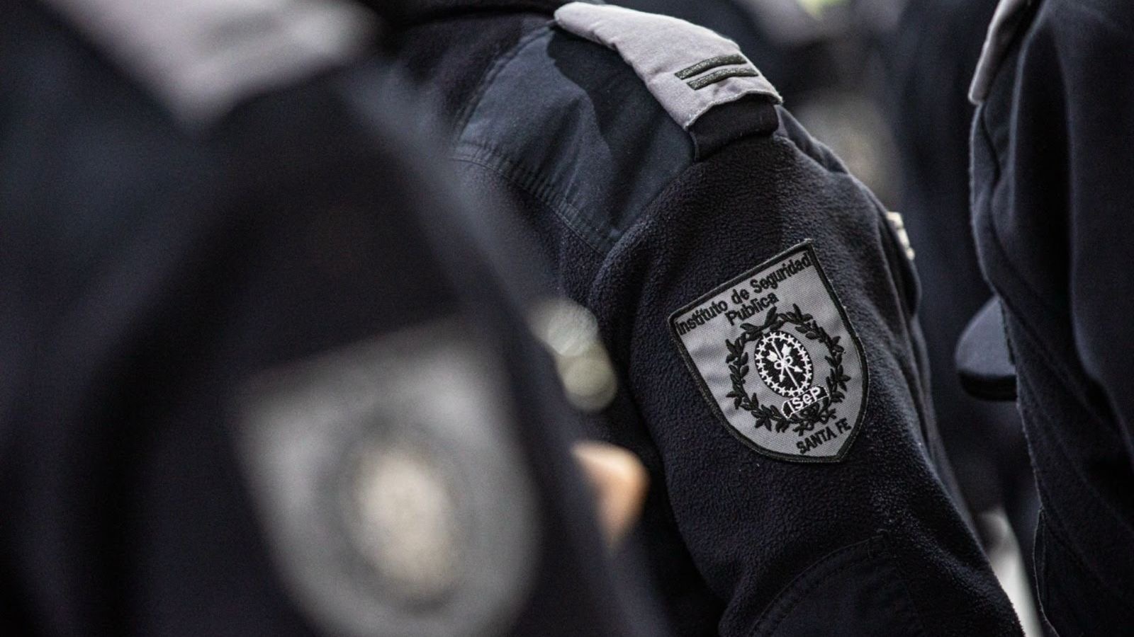 Parche del Instituto de Seguridad Pública (ISEP) de Santa Fe en el brazo de un uniforme policial