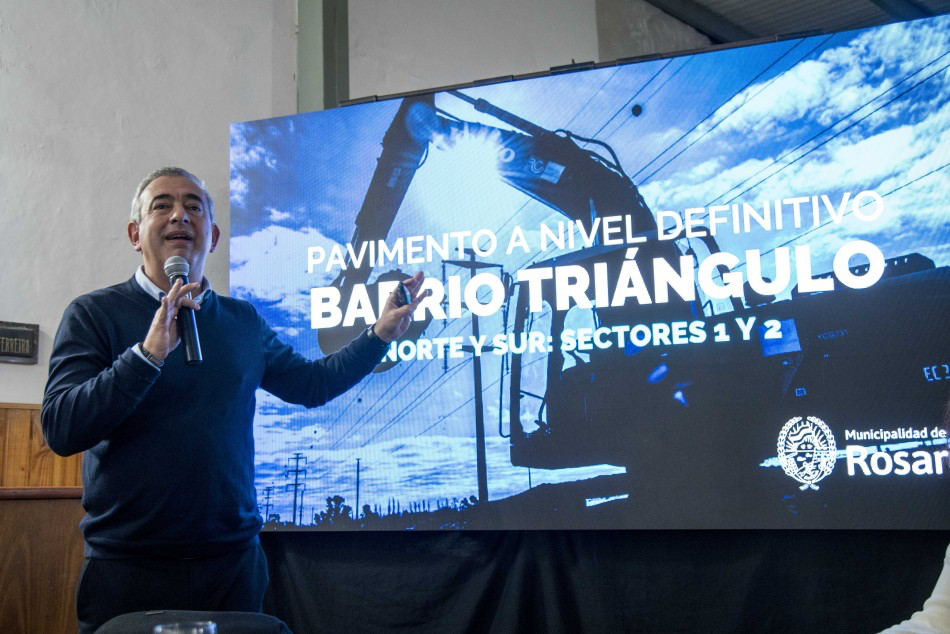 Presentación de la pavimentación en barrio Triángulo a cargo de Pablo Javkin