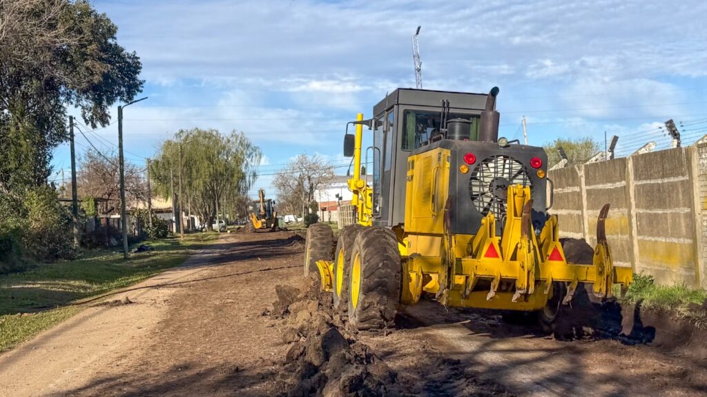 Pavimentación en Roldán: movimiento de suelo con máquinas en calle Santa Rosa