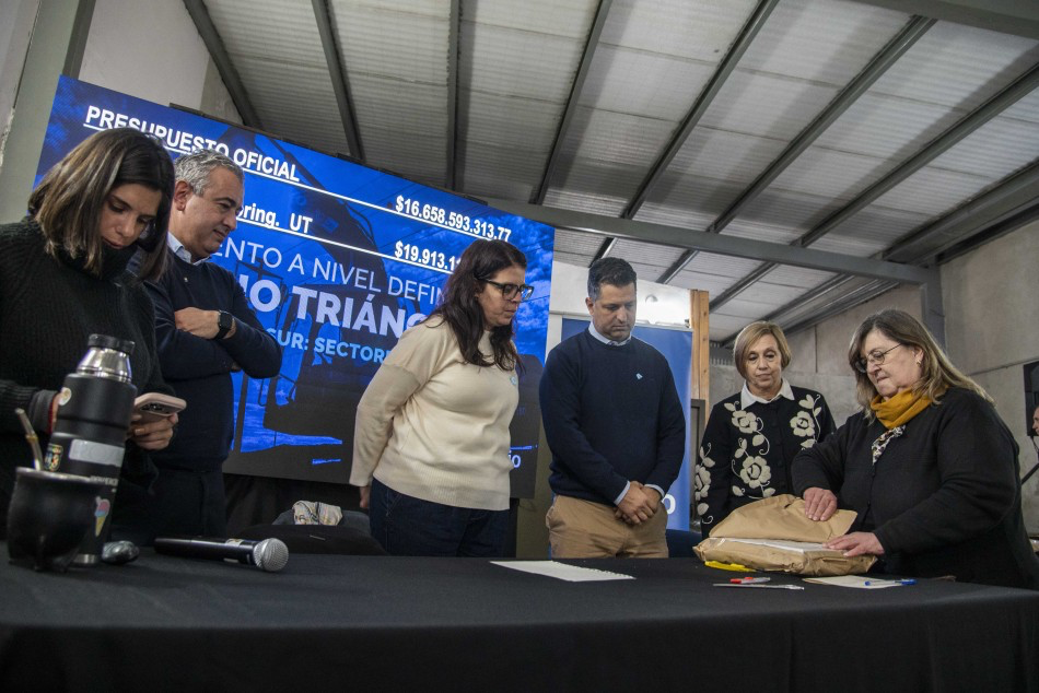 Mesa de apertura de sobres de la pavimentación Triángulo y Moderno en Rosario