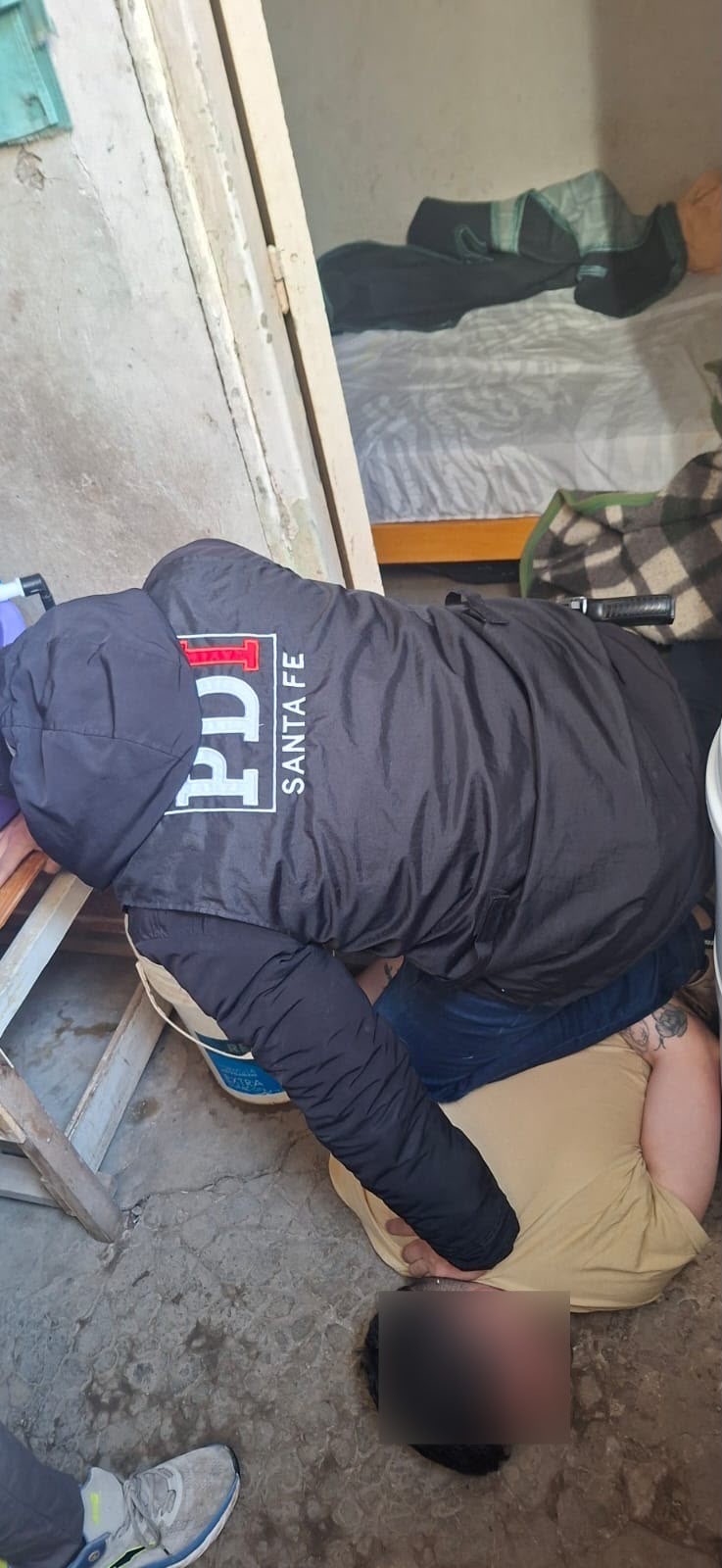 Detención de un sospechoso por la PDI en un allanamiento en zona sur de Rosario
