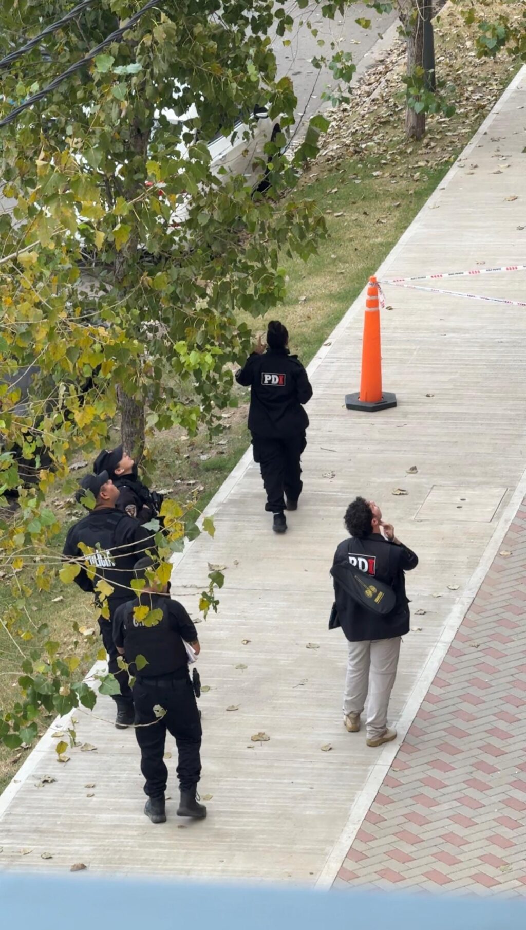 Agentes de la PDI trabajan en la escena