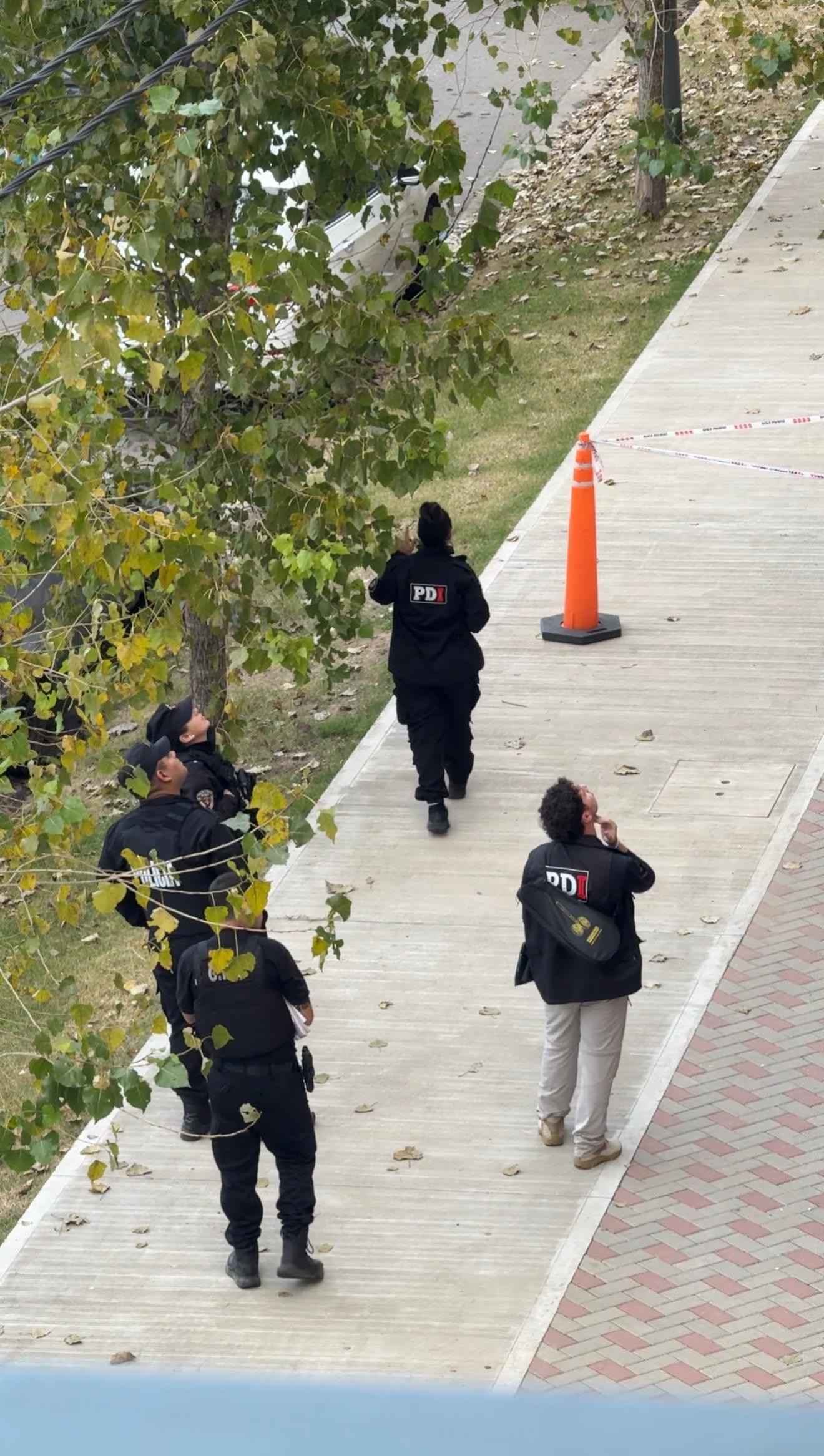 Agentes de la PDI trabajan en la escena