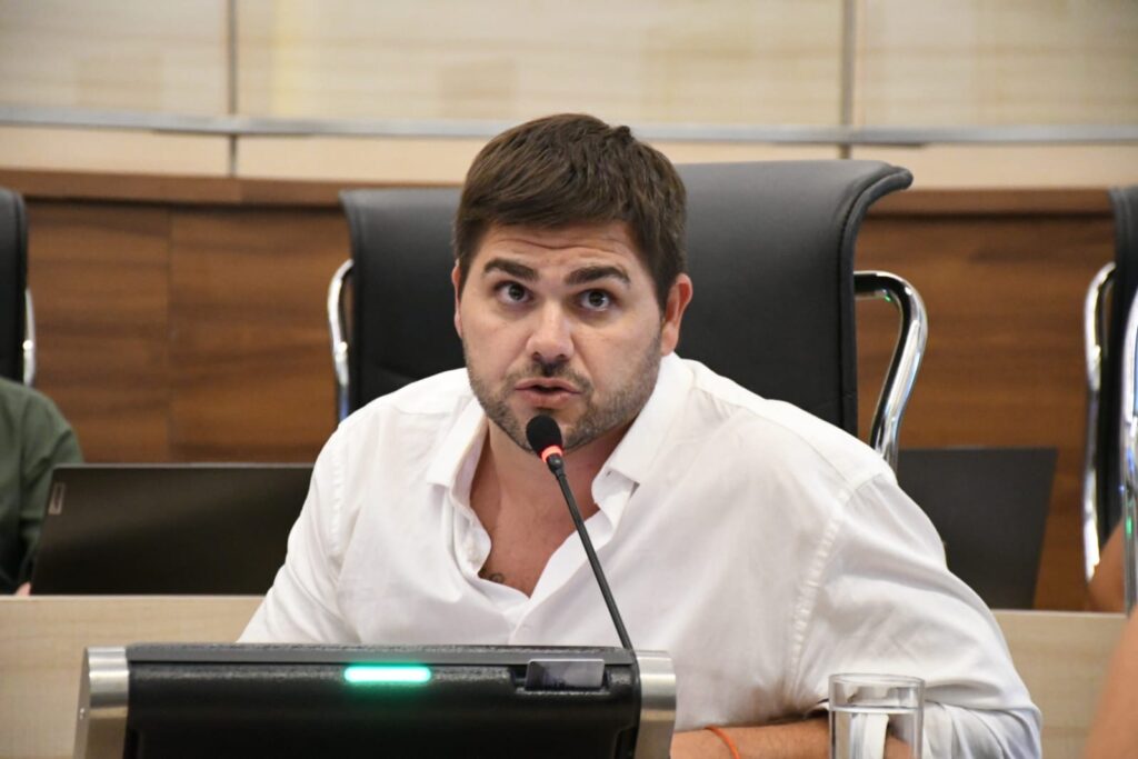 El concejal Pablo Basso durante el pedido de informes sobre el Puerto de Rosario en el Concejo Municipal