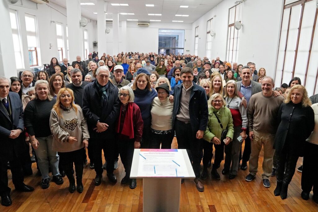 Pullaro y más de 200 instituciones tras firmar el acta compromiso por el buen trato a las personas mayores en Rosario