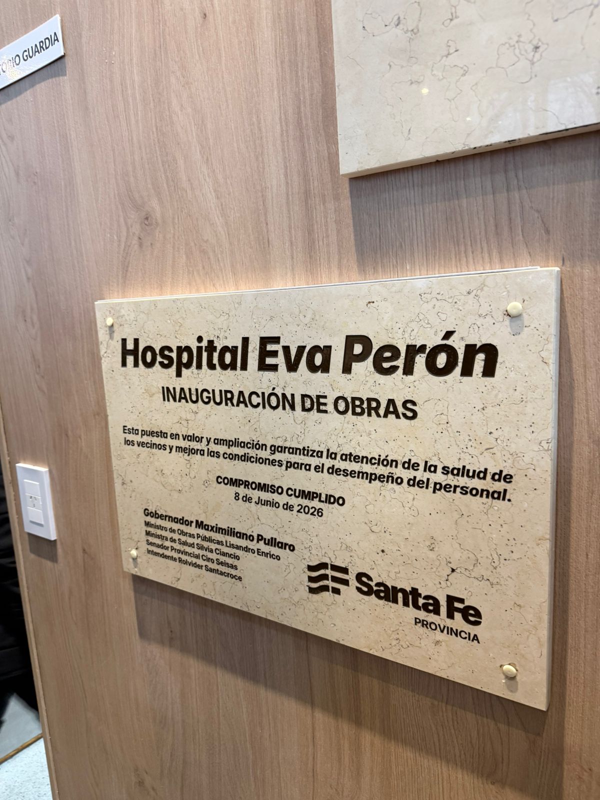 Placa de inauguración del Hospital Eva Perón en Funes, 8 de junio de 2026