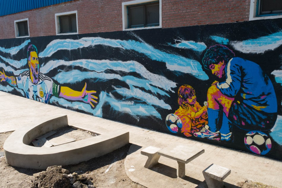 Mural del programa Mil65 en la Plaza de Bolsillo de Balcarce y Ameghino