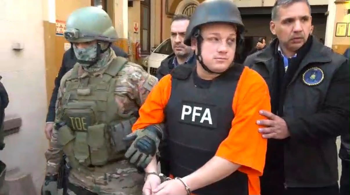 Andrés Raúl Plin Acosta es escoltado por efectivos de las TOE y la Policía Federal