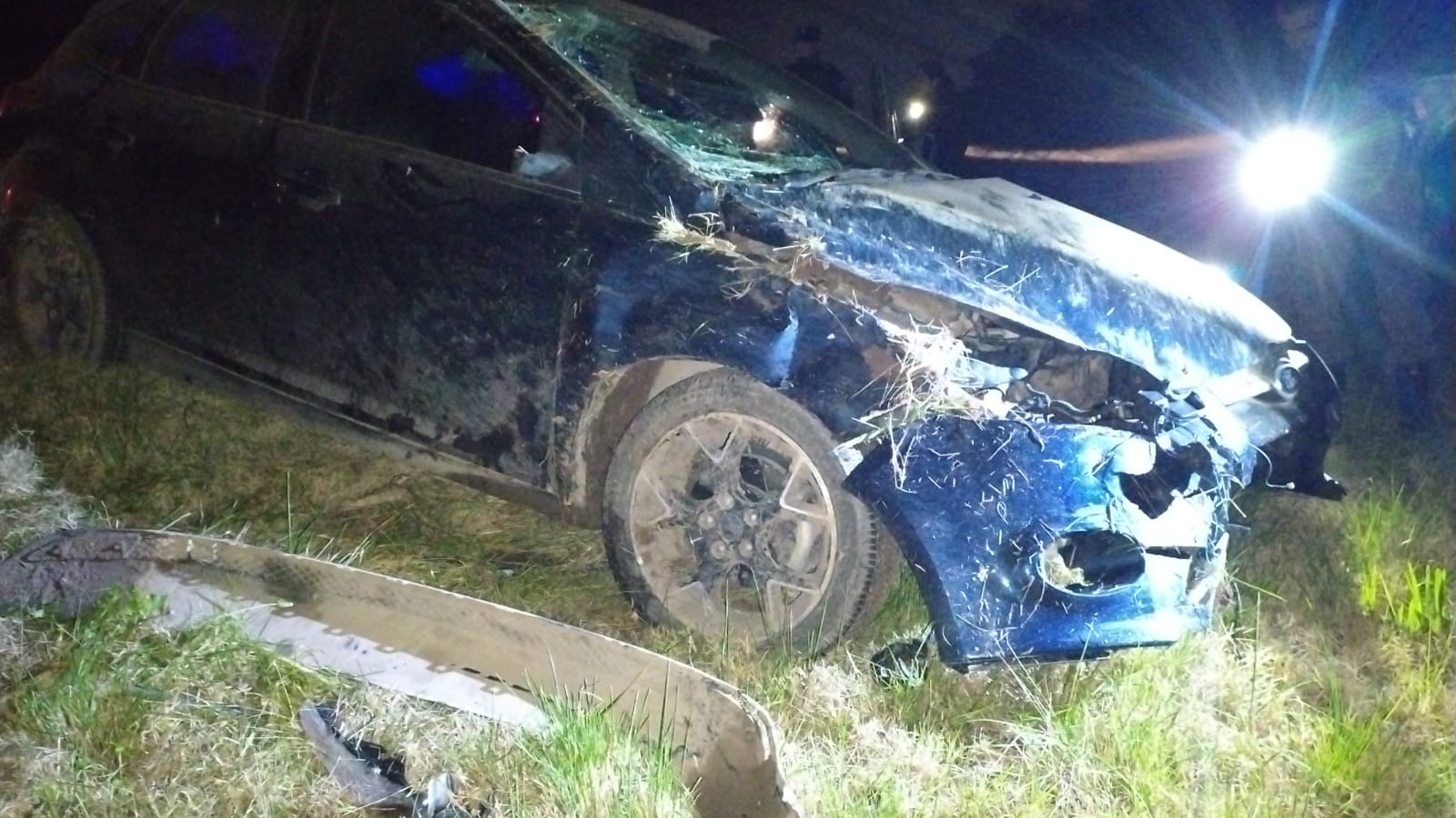 Personal policial trabaja en el lugar del siniestro en la autopista
