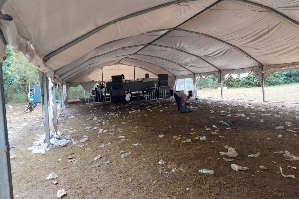 Carpa y predio de una fiesta clandestina clausurada en Rosario