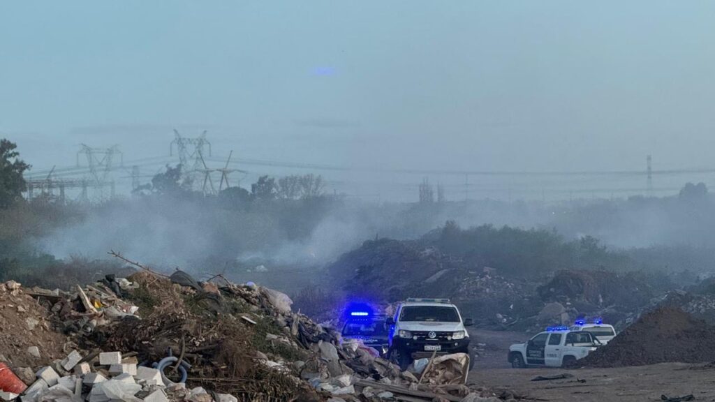 Operativo policial en la presa de Funes con humo de quemas clandestinas y escombros tras denuncias penales