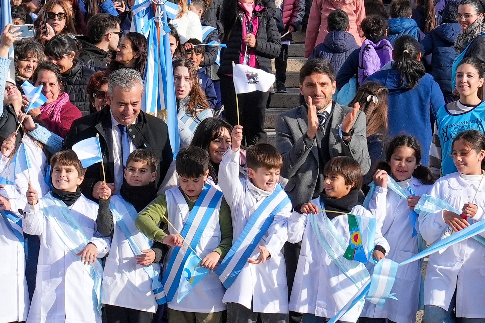 Alumnos de 4° grado durante la Promesa de Lealtad a la Bandera junto a Pullaro