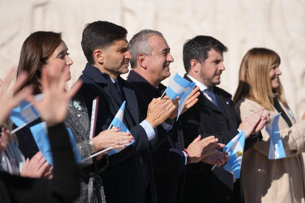 Pullaro y autoridades durante la Promesa de Lealtad a la Bandera en Rosario
