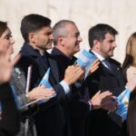 Pullaro encabezó la Promesa de Lealtad a la Bandera de miles de estudiantes en Rosario Pullaro y autoridades durante la Promesa de Lealtad a la Bandera en Rosario