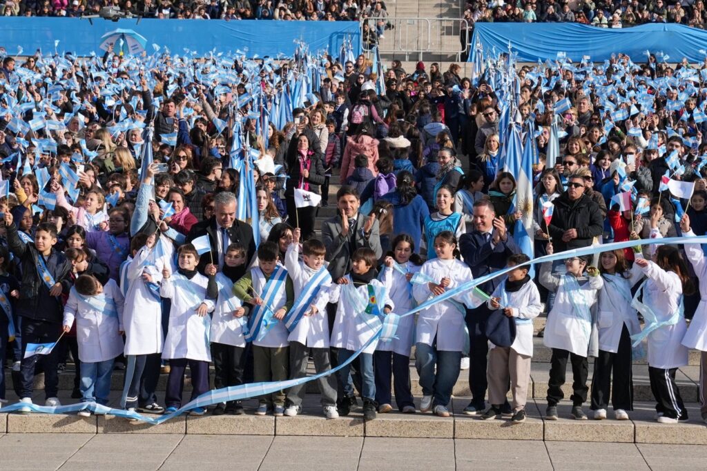 Alumnos de 4° grado hacen la Promesa de Lealtad a la Bandera en el Monumento de Rosario