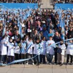 Pullaro encabezó la Promesa de Lealtad a la Bandera ante 8.000 alumnos en el Monumento renovado